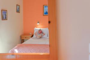 a small bedroom with a bed and a mirror at Villa Myrto in Pelekas
