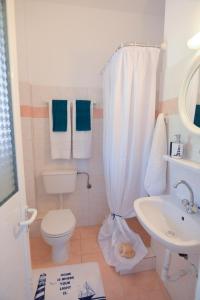 een kleine badkamer met een toilet en een wastafel bij Villa Myrto in Pelekas