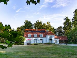 an old house with a red roof at Melindis B&B in Jabbeke