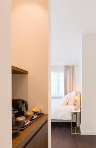 2 imágenes de un dormitorio con cama y cocina en Melindis B&B en Jabbeke