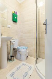 een badkamer met een toilet, een wastafel en een douche bij Casa do Faria in Caminha