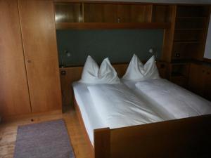 1 dormitorio con 2 almohadas blancas en una cama en Ferienwohnung Lisbeth Ambra, en Hermagor