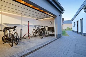 un gruppo di biciclette parcheggiate in un garage di Ferienhäuser Brieden - "Haus Pommerbach" & "Haus Wegwarte" a Brieden