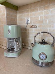 eine Kaffeemaschine und ein Toaster auf der Theke in der Unterkunft Ammos 1 in Panteli