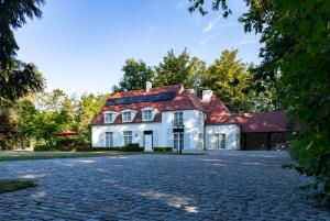 une grande maison blanche avec un toit rouge dans l'établissement Melindis B&B, à Jabbeke