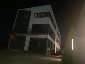 um edifício à noite com um carro estacionado em frente em EM04- Studio premium em Târgu Jiu
