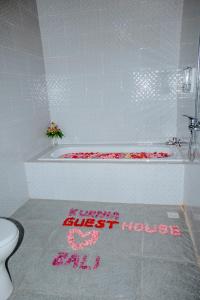 Kurnia Guest House & Spa的一间浴室