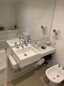 Ubicación Exclusiva en Palermo c/ Piscina في بوينس آيرس: حمام أبيض مع حوض ومرحاض