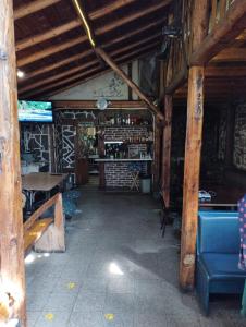 Habitación con bar, mesa y sillas en Хижа Ловна в Рила en Panichishte