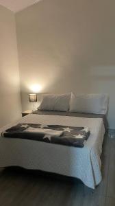 ein Schlafzimmer mit einem großen Bett mit weißer Bettwäsche und Kissen in der Unterkunft Aparta estudio amoblado 3 Medellin, San joaquin in Medellín