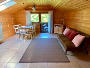 ein Wohnzimmer mit einem Sofa und einem Tisch in der Unterkunft Hüttenflair im Gut Sonnenwald in Schöllnach