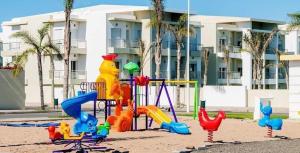 Herní místnost nebo prostor pro děti v ubytování Bel appartement pied sur mer vue imprenable sur piscine et jardins