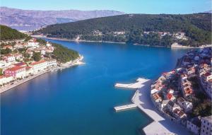 una vista aerea di un grande corpo idrico di One-Bedroom Apartment In Pucisca a Pučišća