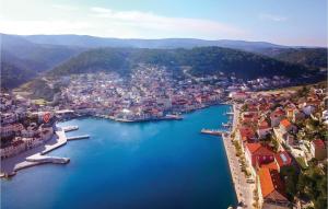 una vista aerea di una città vicino a uno specchio d'acqua di One-Bedroom Apartment In Pucisca a Pučišća