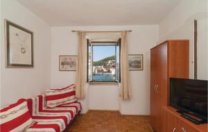un soggiorno con un divano e una finestra di One-Bedroom Apartment In Pucisca a Pučišća