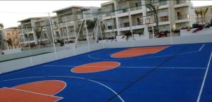 Tenis a/nebo squash v ubytování Bel appartement pied sur mer vue imprenable sur piscine et jardins nebo okolí