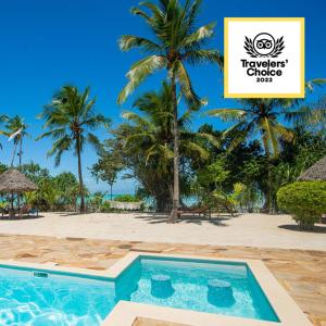 ein Resort mit einem Pool vor einem Strand in der Unterkunft Tikitam Palms Boutique Hotel in Pongwe