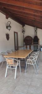 SumbillaにあるGURE-LUR casa ruralの木製テーブルと椅子