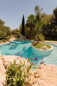 een zwembad in het midden van een resort bij Villa des Cabres in Lunel