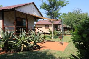 Kruger View Chalets外面的花园