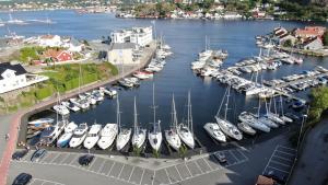 une vue aérienne sur un port de plaisance avec des bateaux dans l'eau dans l'établissement Nice apartment close to the sea with parking and garden, à Arendal