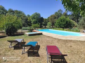un grupo de sillas y una piscina en Domaine de l'Orfraie en Saint-Juire-Champgillon
