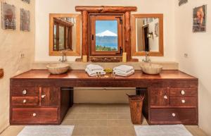 a bathroom with two sinks and a large mirror at Hill & Sky Lodge in Pucón