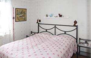 Ένα ή περισσότερα κρεβάτια σε δωμάτιο στο Amazing Home In Sffle With Kitchen