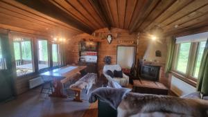 a living room of a log cabin with a wooden ceiling at Blockhaus am See in Arvidsjaur