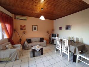 - un salon avec un canapé et une table dans l'établissement LAFION HOUSE, à Lafiónas