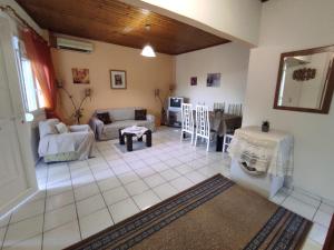 een woonkamer met een bank en een tafel bij LAFION HOUSE in Lafiónas