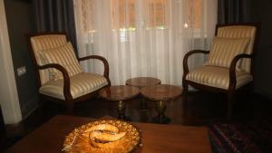 un soggiorno con 2 sedie e un tavolo di Taksim Square-La Casa Home Concept a Istanbul