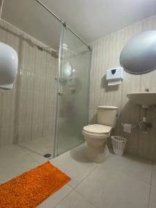蒙圭的住宿－Hospedaje Aquitoy Sanoha，带淋浴、卫生间和盥洗盆的浴室