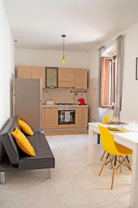 - une cuisine et une salle à manger avec un canapé et une table dans l'établissement Casa Vacanze - Il Balconcino, à Iglesias