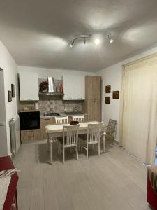 cocina con mesa y sillas en una habitación en Casa vacanza al N.56 A POLLINA en Pollina