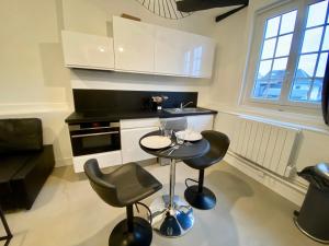 Kuchyňa alebo kuchynka v ubytovaní Henry I - petit appartement lumineux - 014