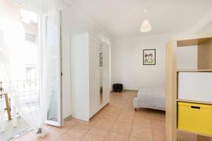 un soggiorno con pareti bianche e un armadio giallo di Appartamento Giuliano - Stresa a Stresa