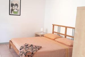 sypialnia z łóżkiem i zdjęciem na ścianie w obiekcie Appartamento Giuliano - Stresa w mieście Stresa