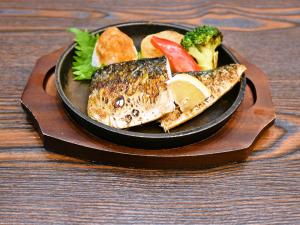 un plato de comida con pescado y verduras en una mesa en APA Hotel Asakusa Shin Okachimachi Ekimae, en Tokio