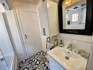 Kúpeľňa v ubytovaní L'antiquaire - superbe logement hypercentre - 054