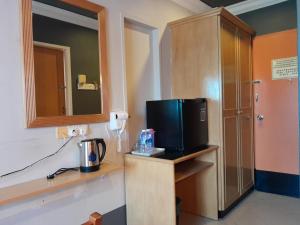 - un four micro-ondes installé sur un comptoir dans une pièce dans l'établissement V HOTEL, à Teluk Intan
