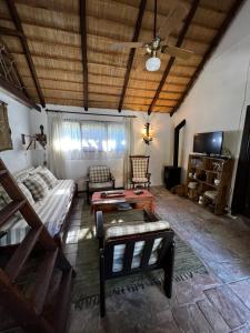een woonkamer met een bank en een tafel bij LO DE MARILITA in La Floresta