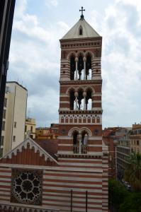 een klokkentoren bovenop een gebouw bij Elegante appartamento nel centro di Roma in Rome