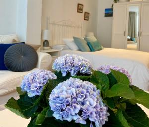 a living room with purple flowers on a table at El Galeón in Ribadeo