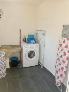 pralnię z pralką i pralką w obiekcie Casa DaviRì w mieście Modica