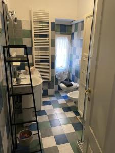 un piccolo bagno con lavandino e servizi igienici di Casa Celeste, bilocale nel pieno centro di Alassio ad Alassio