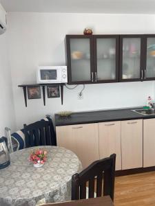 een keuken met een tafel en een aanrechtblad bij Villa Flora SP apartments in Ravda