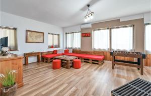 - un salon avec un canapé et une table dans l'établissement Lovely Home In Gornja Reka With Wifi, à Lokošin Dol