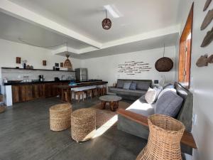 uma sala de estar com um sofá e uma mesa em Vila Bless 4 bedroom Vila with pool, garden and beach tennis court em Prea