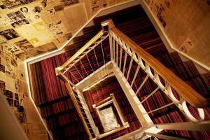 - un escalier en colimaçon dans un bâtiment avec fenêtre dans l'établissement The Zetter Clerkenwell, à Londres
